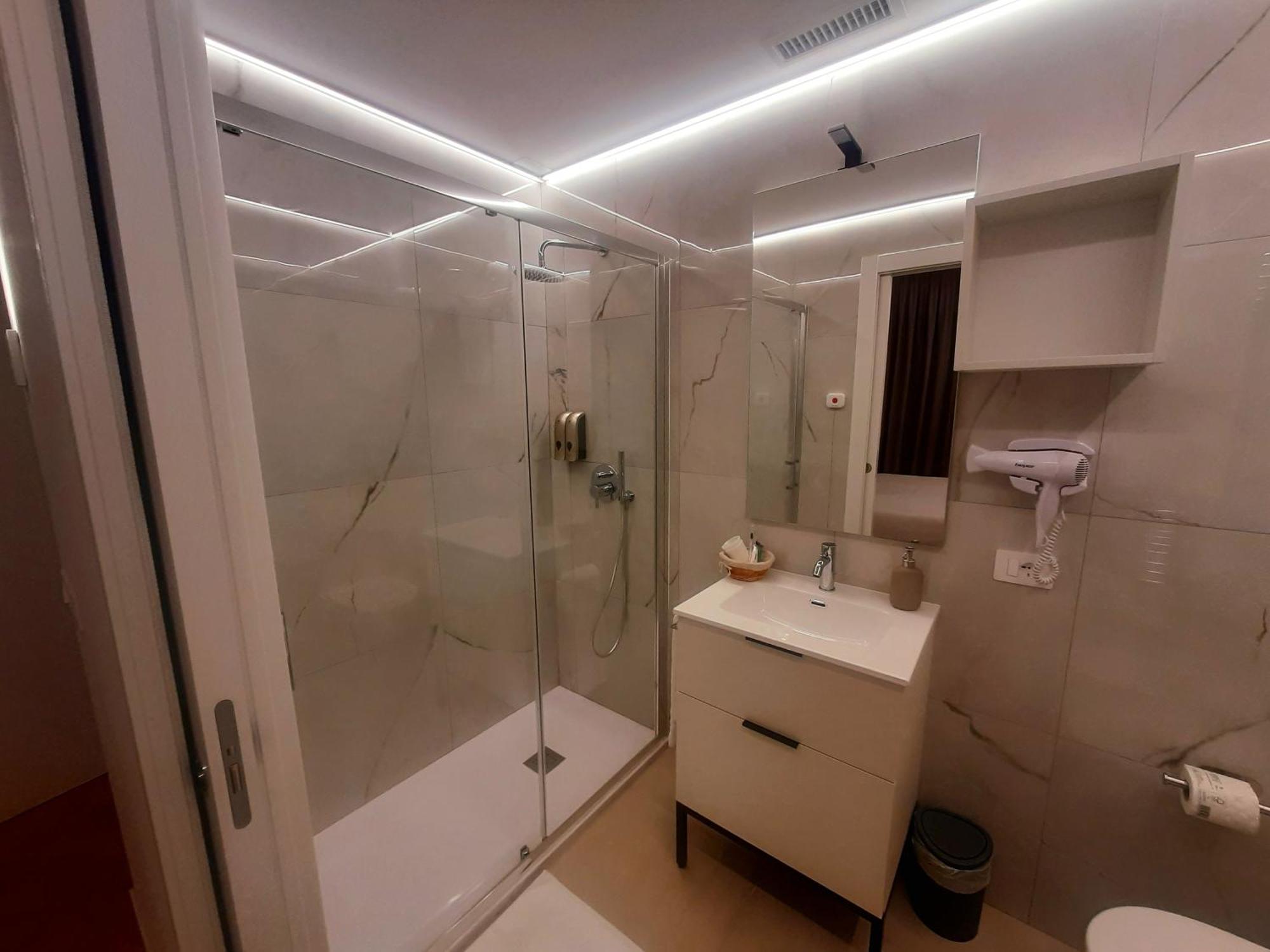 Mako Suites - Centro E Stazione Monza Esterno foto